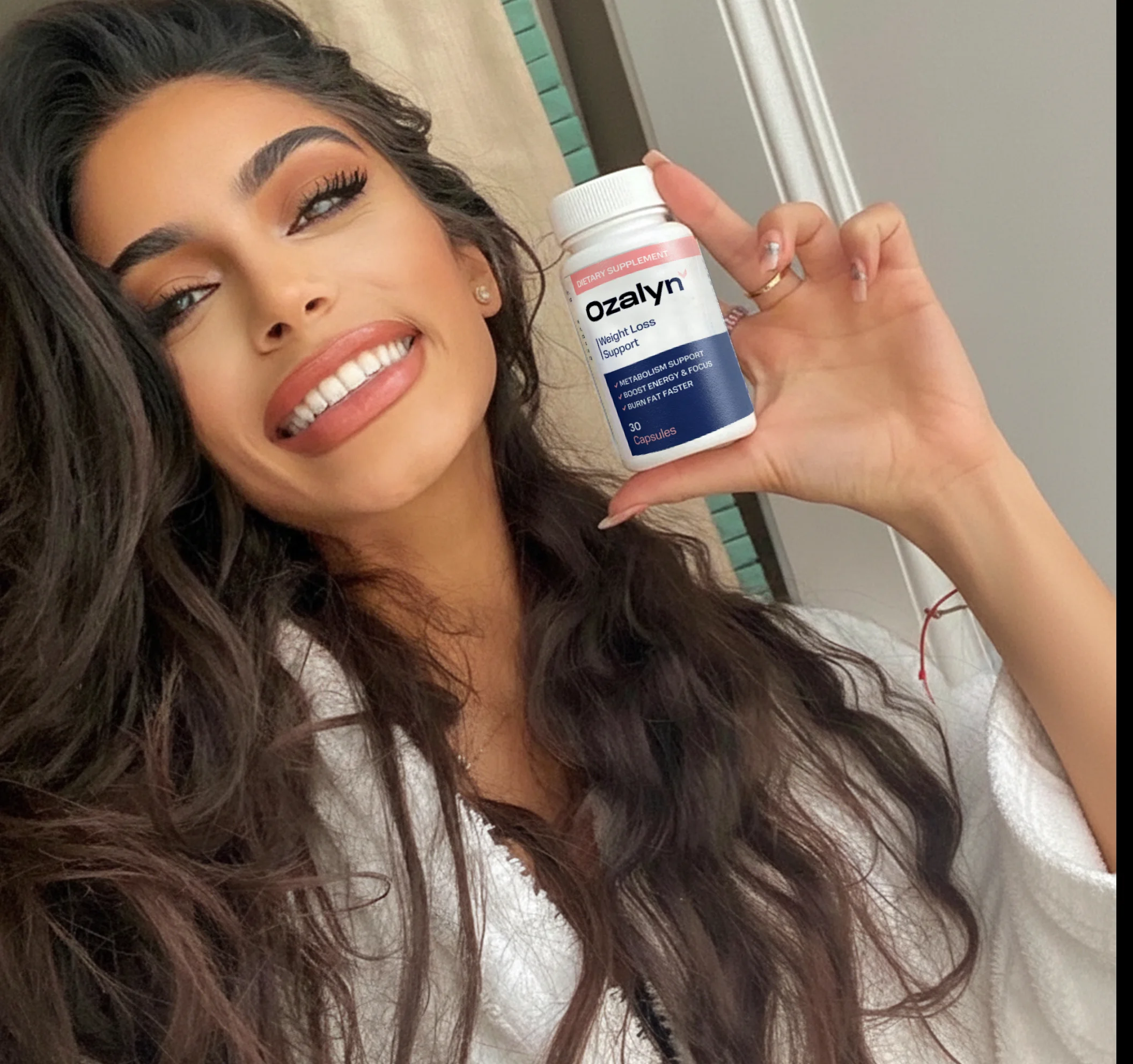 Tevreden Ozalyn klant met afslanksupplement potje, voorbeeld van echte gebruikerservaring